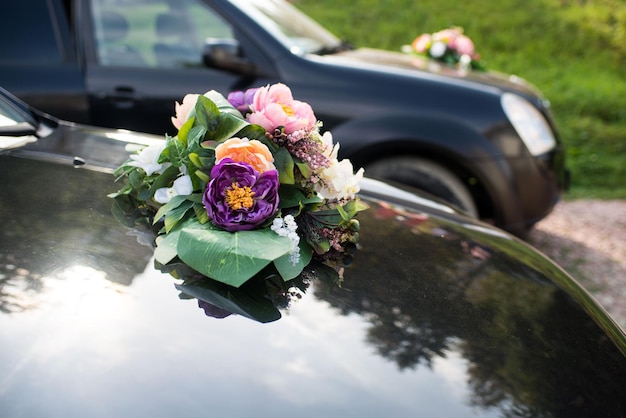 Une voiture décorée de défauts lors d'un mariage