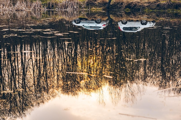 Voiture deux suv en sentier forestier