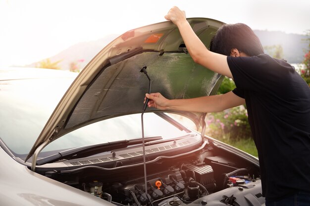 La voiture doit être hors de la route pour vérifier le moteur.