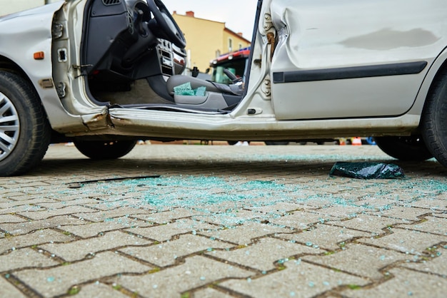 Voiture écrasée après un accident de la circulation sur la route