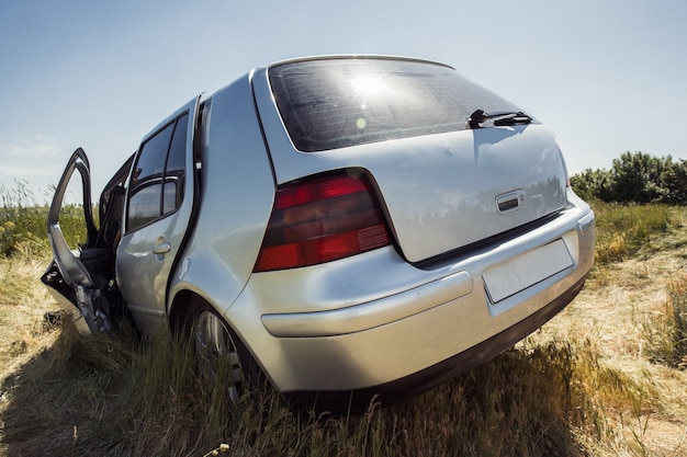 Voiture écrasée sous le ciel