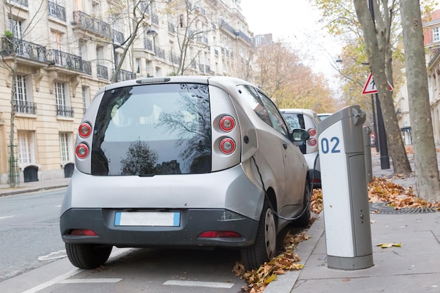 Voiture électrique dans la station de charge