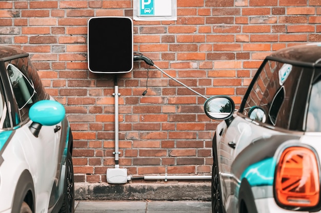 une voiture électrique moderne est chargée dans le parking Sensibilisation à l'environnement et transport vert et transition vers des sources d'énergie renouvelables
