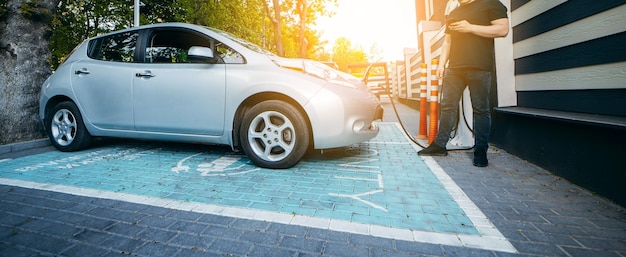 Voiture électrique sur place de recharge dans un quartier résidentiel de la ville