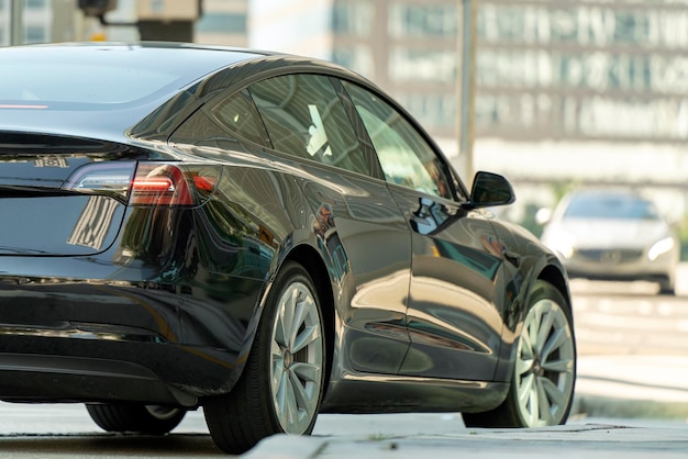 Voiture électrique sur la rue de Miami La circulation avec les voitures de conduite à l'intersection urbaine avec les feux de circulation en Floride