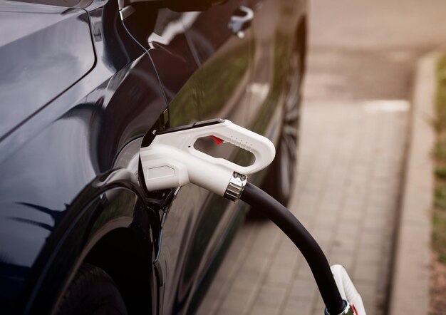 Voiture électrique à la station de charge