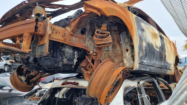 Une voiture endommagée est en cours de réparation.