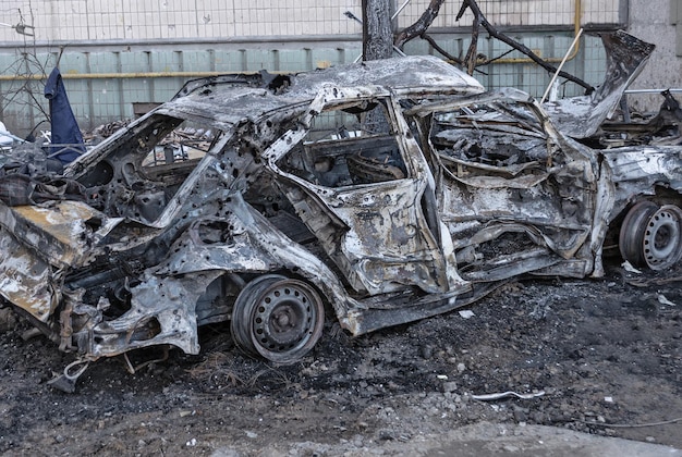 Voiture endommagée par les bombardements Catastrophes et urgences