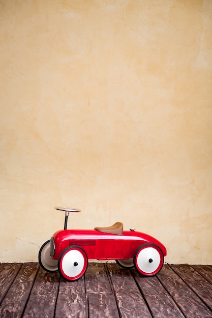 Photo voiture d'enfants jouet rouge vintage