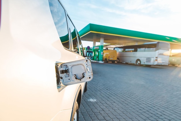 Voiture à essence de station-service dans le concept de carburant en ligne