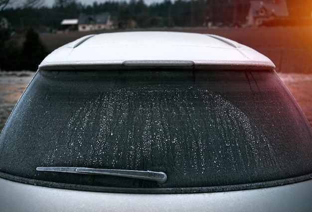 La Voiture Est Couverte De Givre Le Matin Froid Avec Un Véhicule