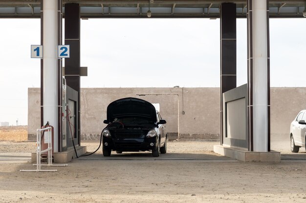 Photo la voiture est ravitaillée en essence dans la rue station-service pour le méthane