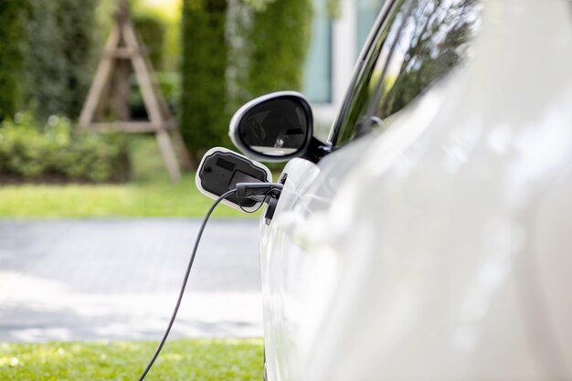 Voiture EV branchée avec câble de la borne de recharge domestique progressive