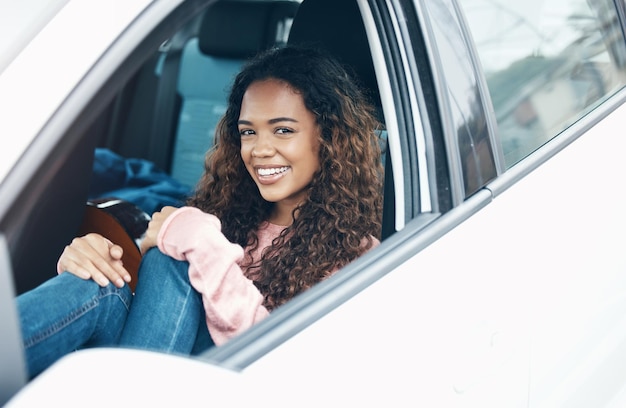 Voiture de femme noire et sourire de fenêtre pour un voyage en voiture ou un transport Véhicule de fille et heureux pour l'aventure en vacances de voyage ou conduire sur la rue ou l'autoroute pour le bonheur la liberté et la détente