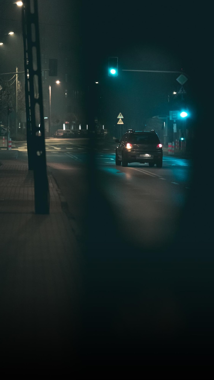 Photo une voiture avec des feux de circulation la nuit.