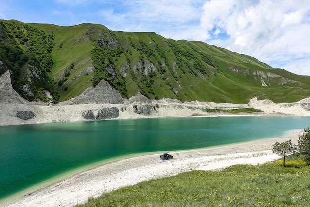 Une voiture sur le fond du lac Kezenoyam dans les montagnes du Caucase en Tchétchénie Russie juin 2021