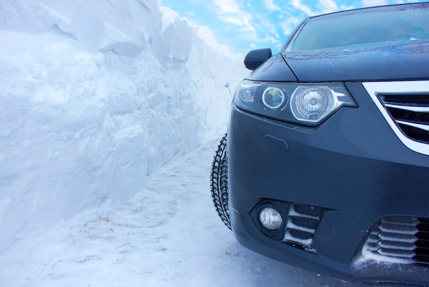 La voiture sur un fond d'une grande couche de neige