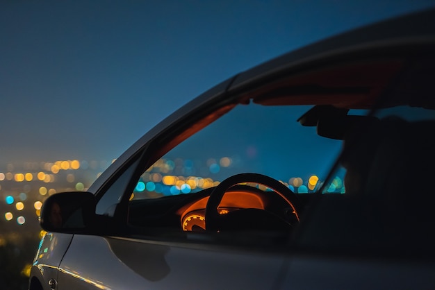 La voiture sur le fond des lumières de la ville. le soir la nuit