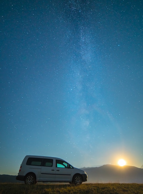 La voiture sur le fond de la voie lactée. la nuit