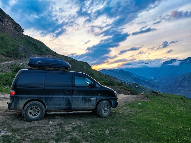 Une voiture sur le fond d'une vue sur la montagne depuis l'ancien village de Goor Russie Daghestan 2021