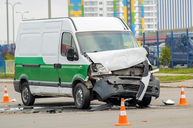 Voiture fortement endommagée après un accident de voiture dans une rue de la ville.