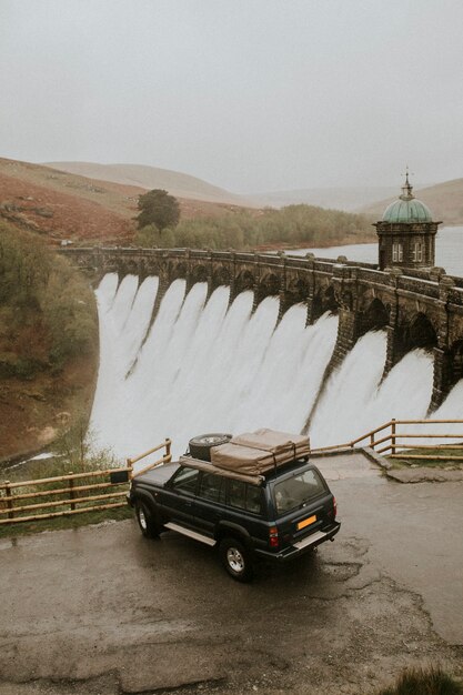 Photo voiture garée à un barrage hydroélectrique