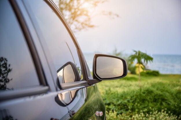 Voiture garée sur route, voiture conduite sur route