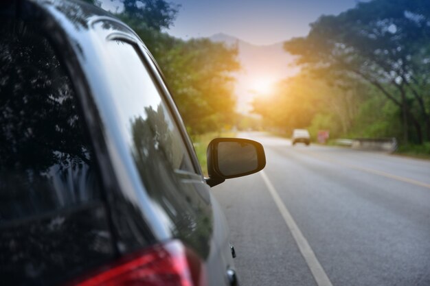 Voiture garée sur la route