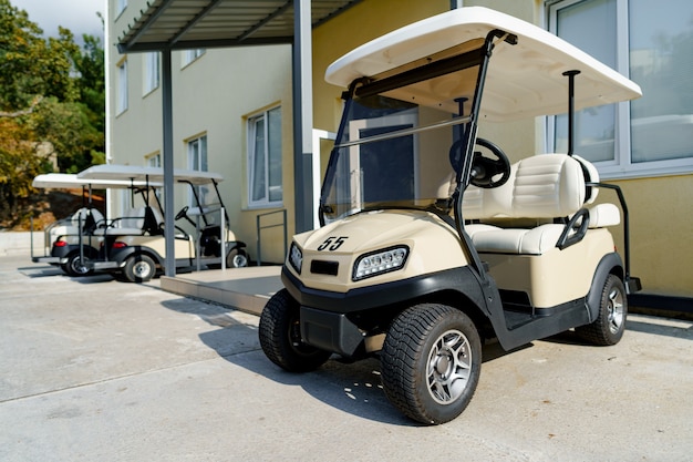 Voiture de golf électrique garée sur un parking près du bâtiment de l'hôtel