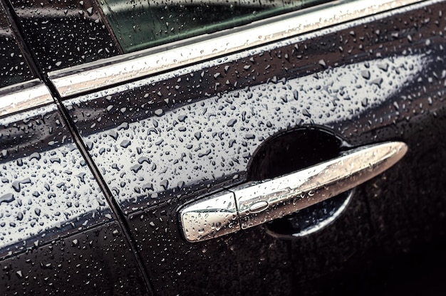 Voiture en gouttes d'eau après la pluie