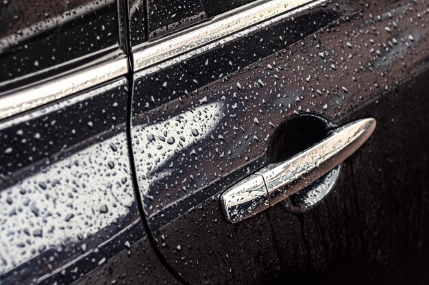 Voiture en gouttes d'eau après la pluie