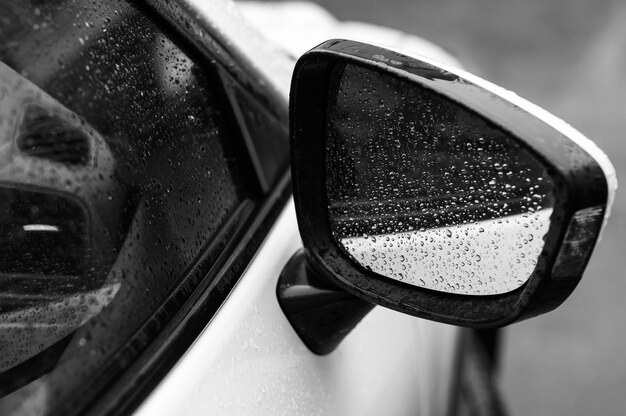 Voiture en gouttes d'eau après la pluie