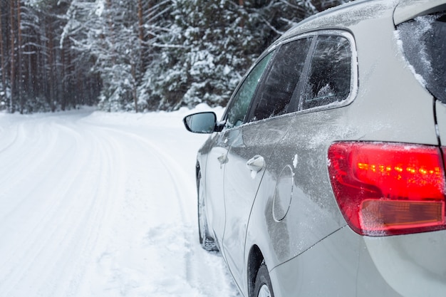 Voiture grise sur la route d&#39;hiver