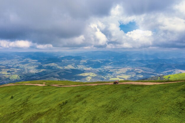 Voiture hors route allant de la chaîne de montagnes au jour