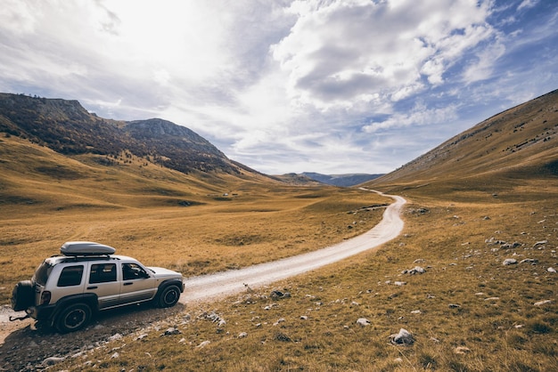 Voiture hors route conduit dans la steppe rurale en Bosnie