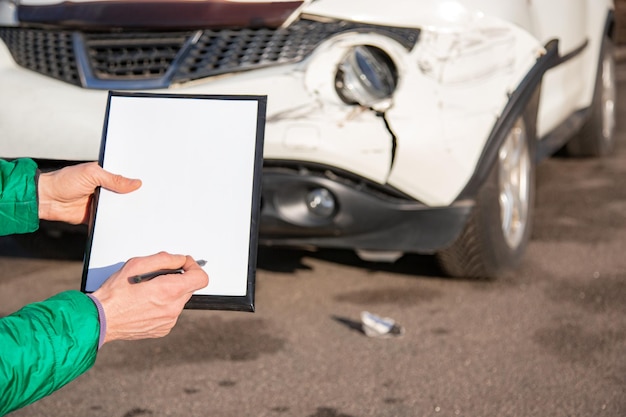 Voiture d'inspection après un accident de la route, rayures sur le pare-chocs Pièces de voiture cassées ou gros plan