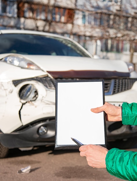Photo voiture d'inspection après un accident de la route, rayures sur le pare-chocs pièces de voiture cassées ou gros plan