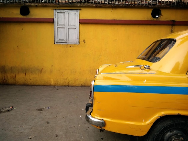 Une voiture jaune dans la rue.