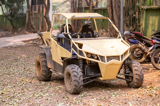 Photo une voiture jaune est garée.