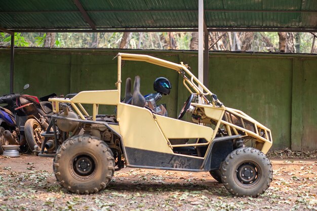 Photo une voiture jaune est garée.