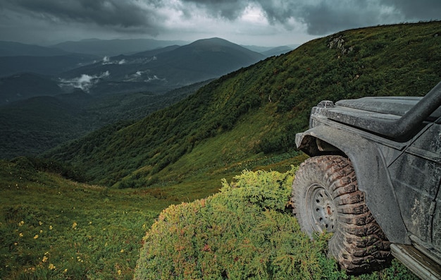 Voiture jeep tout-terrain sur une mauvaise route de gravier Voyage tout-terrain sur une voiture tout-terrain de montagne sur une mauvaise route