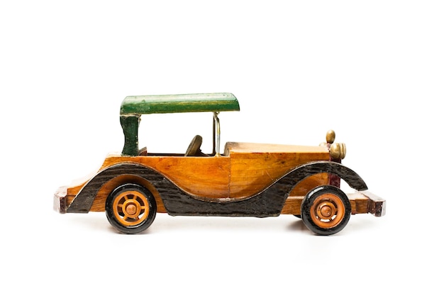 Voiture jouet en bois Vintage isolé sur fond blanc