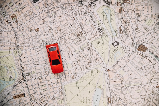 Voiture jouet sur la carte de la ville