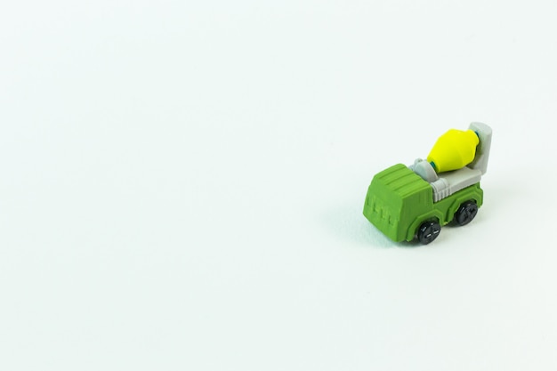 La voiture de jouet de construction sur l&#39;image de fond blanc.