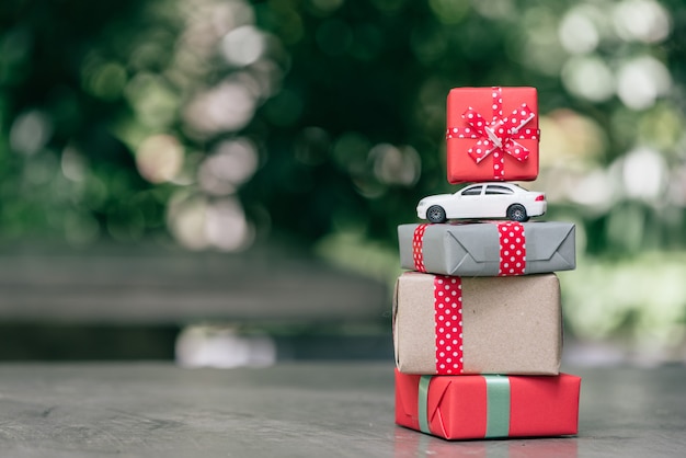 Voiture jouet empilée sur des boîtes-cadeaux.