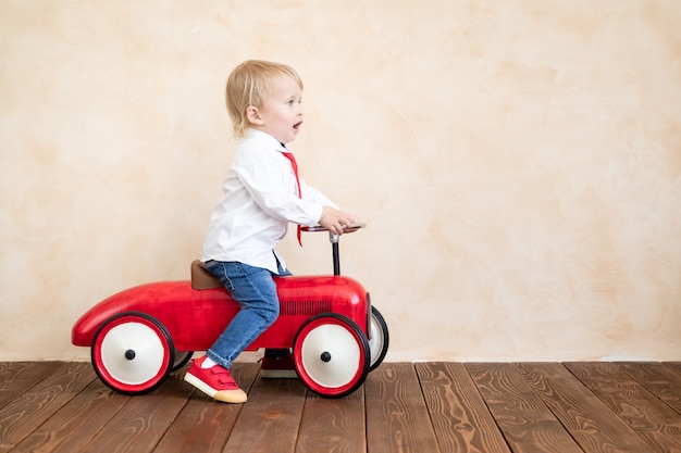 Voiture jouet enfant heureux