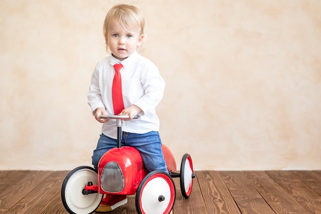 Voiture jouet enfant heureux