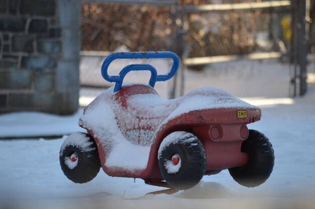 Photo une voiture de jouet gelée dans le parc.