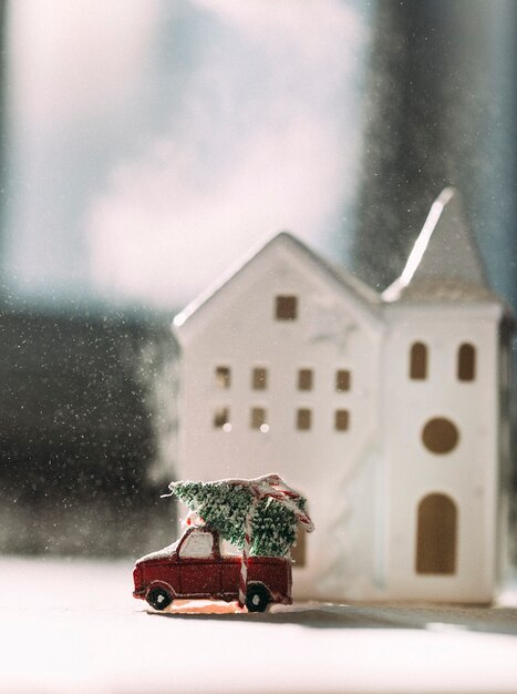 voiture de jouet de noël sur le fond de la maison