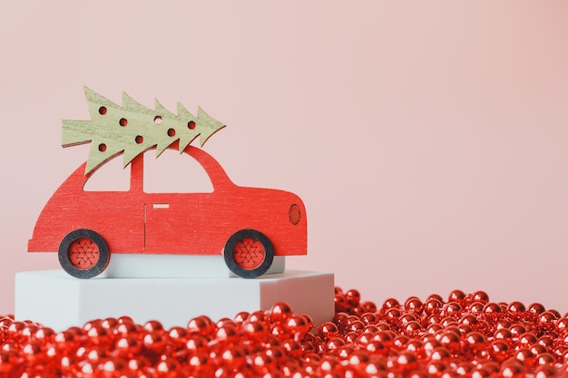 Voiture jouet rouge avec arbre de Noël